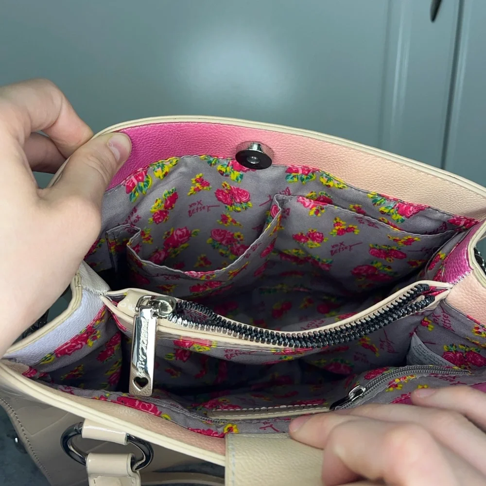 Betsey Johnson Purse Heart Debossed Multi-Compartment Crossbody Sand Beige Purse - Picture 9 of 11